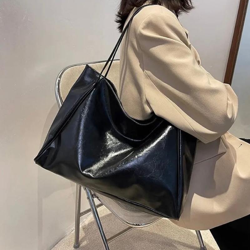 Odessa retro shoulder bag in black, carried on the shoulder