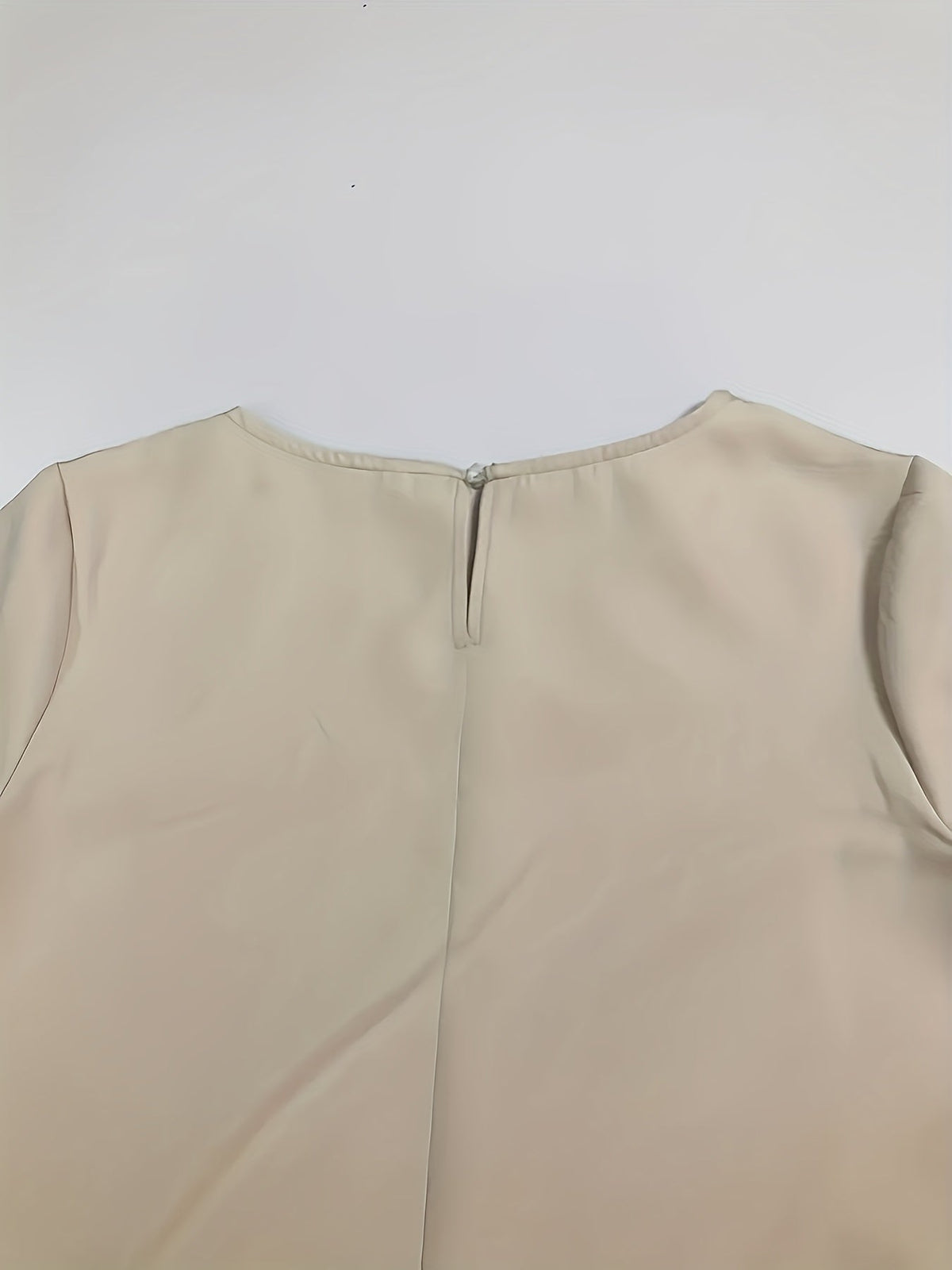 Daphne dress in beige, close-up of back neckline and button