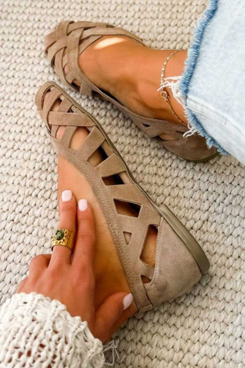 Caterina woven sandals in beige, close-up of flat sole and cut-outs