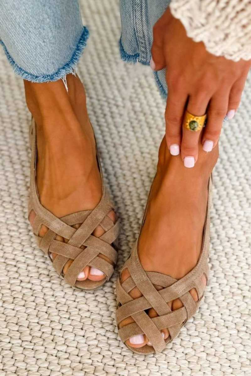 Caterina woven summer sandals in beige, top view of crossed straps