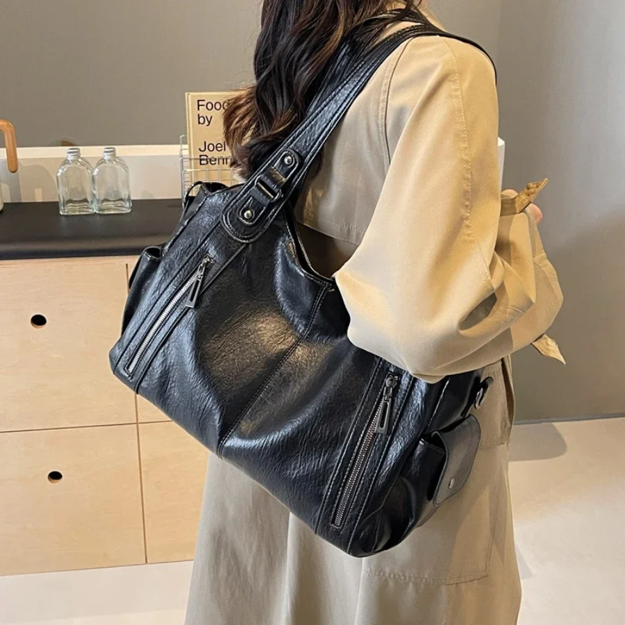 Casual shoulder bag in black worn over the shoulder