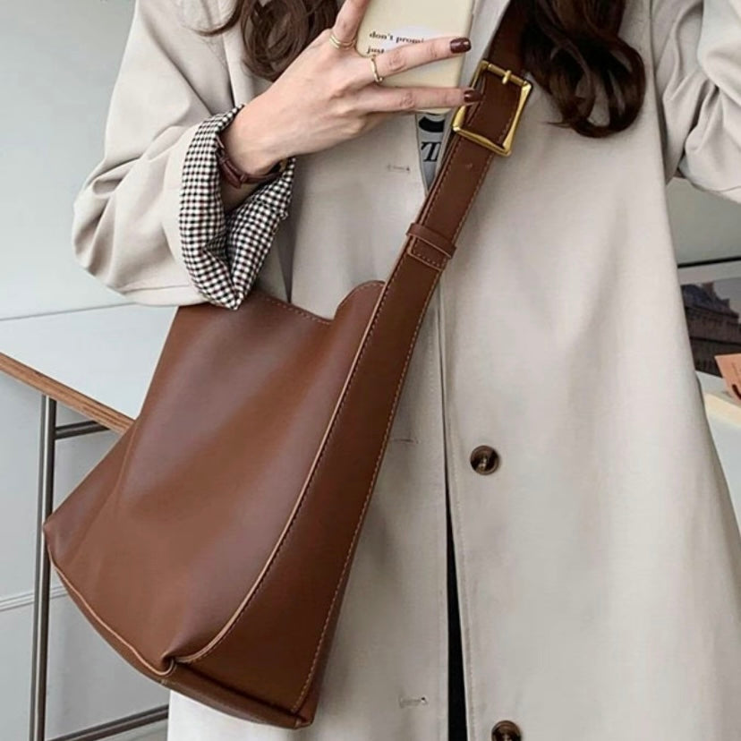 Isolde shoulder bag in brown, close view of buckle and stitching