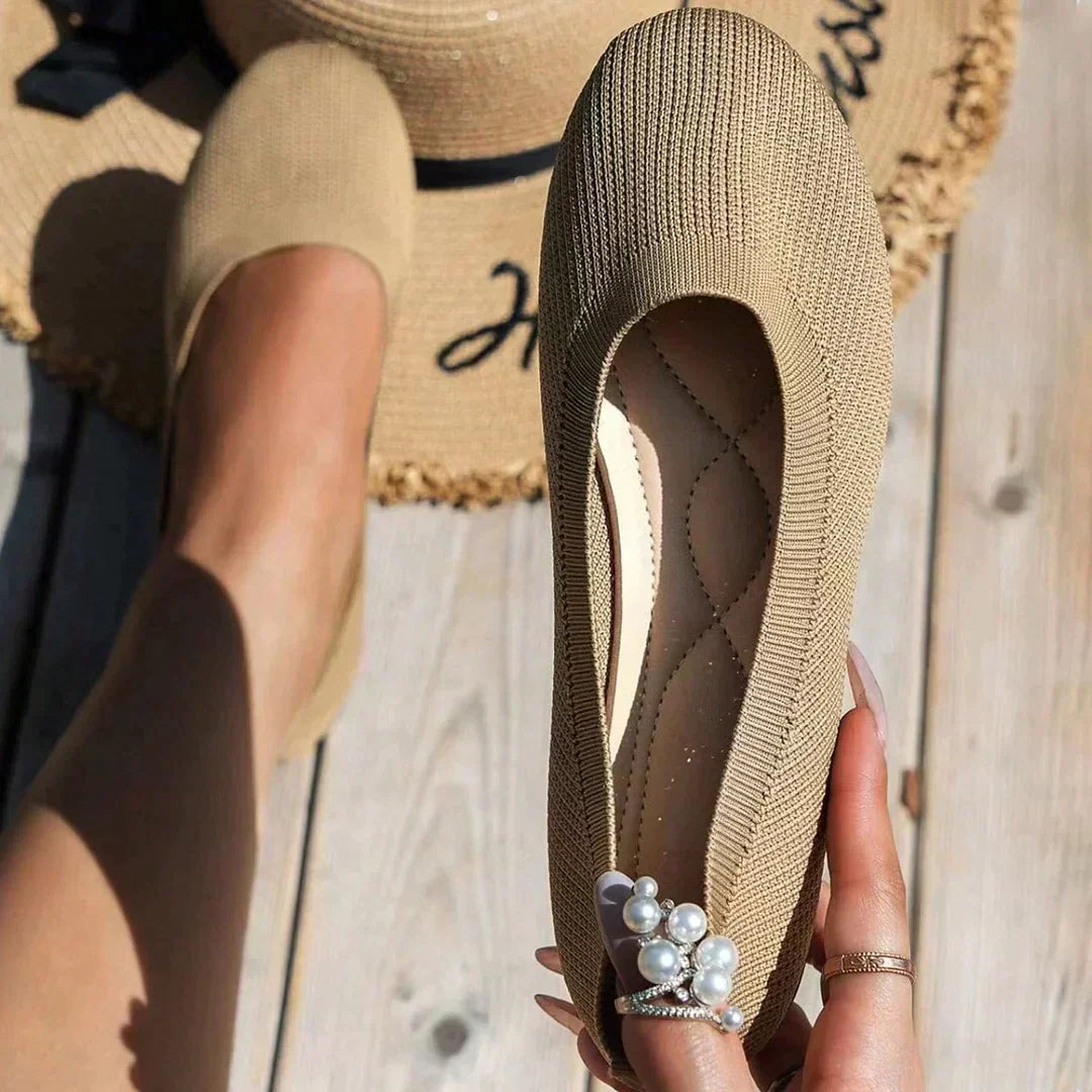 Anna slip-on shoes in camel, inside view with straw hat