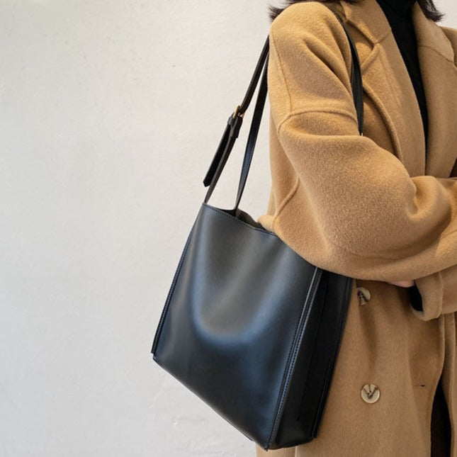 Viviana bag in black worn on the shoulder, close side view