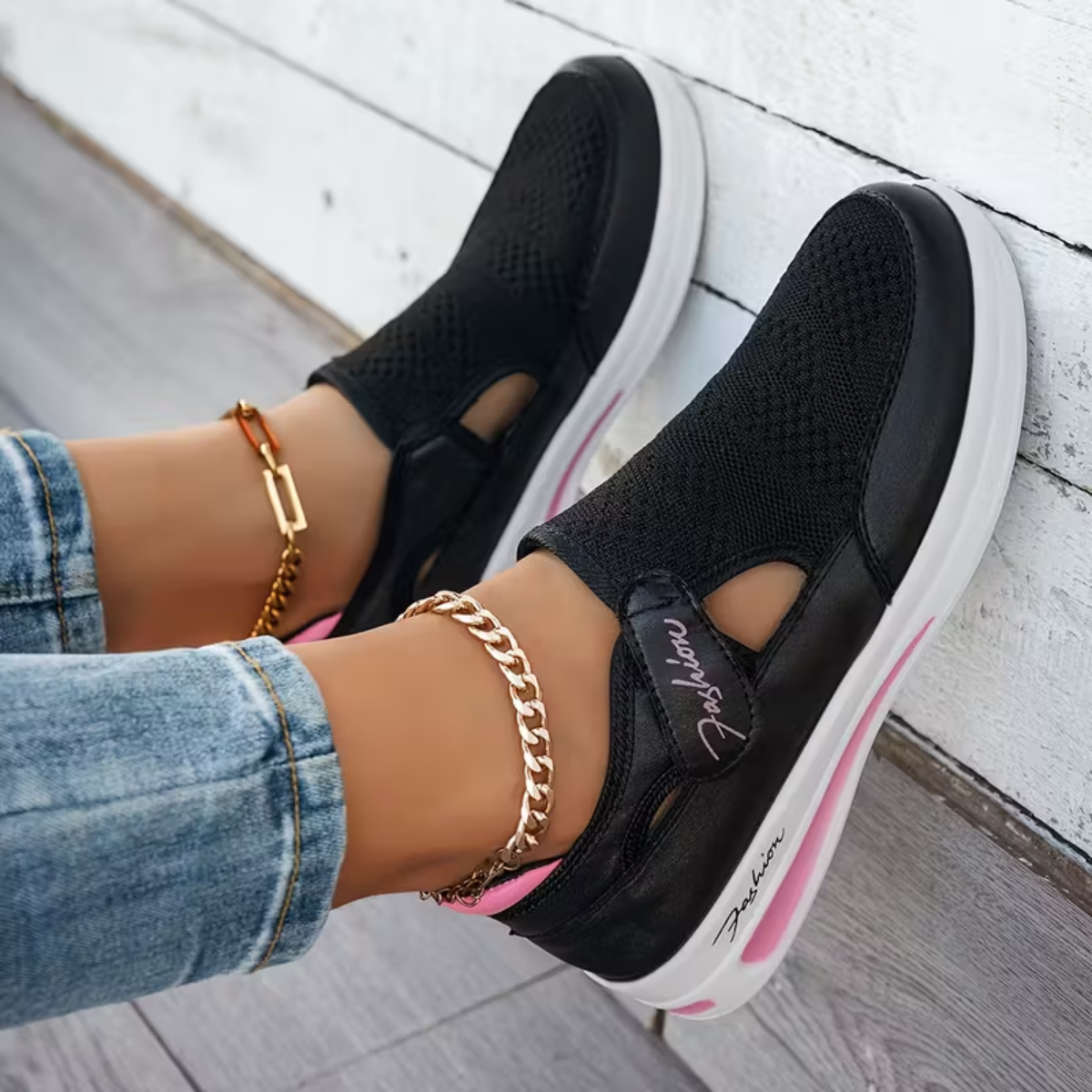 Allison sneakers in black, close-up of adjustable tab