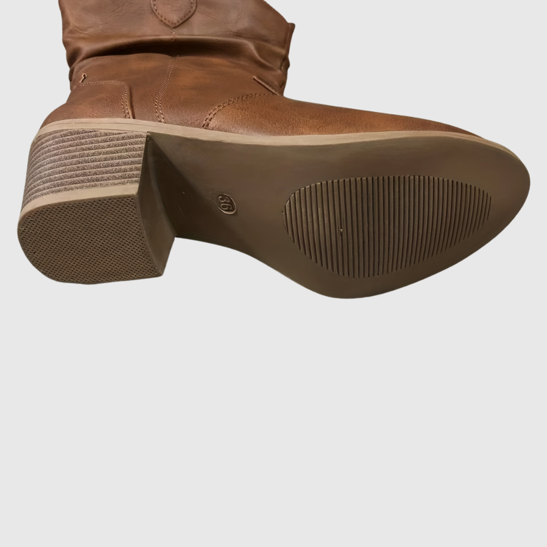 Hattie Western boot in light brown, close-up of treaded sole and heel