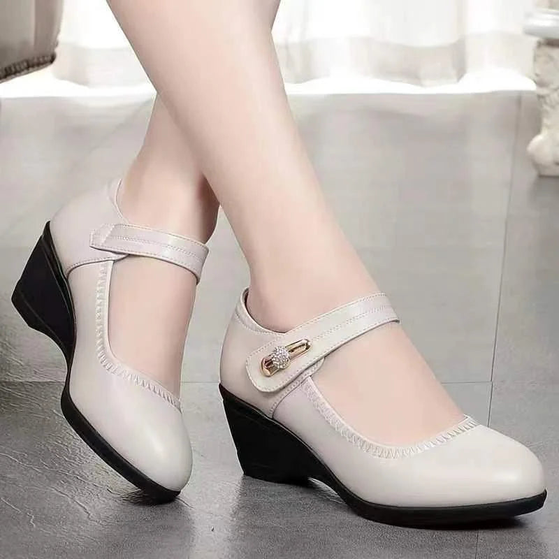 Lydia mid-heel comfort shoes in beige, close-up of wedge heel