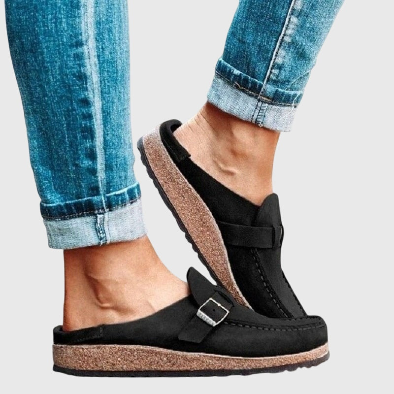Kendra clogs in black, close-up of moulded sole and open heel