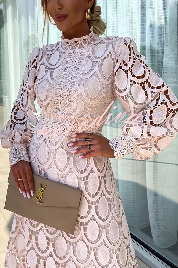 Liza lace dress in pink, close-up of bodice and sleeve detail