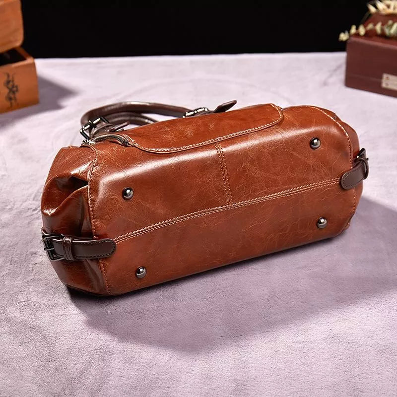 Eveline chic handbag in brown, base view with metal feet