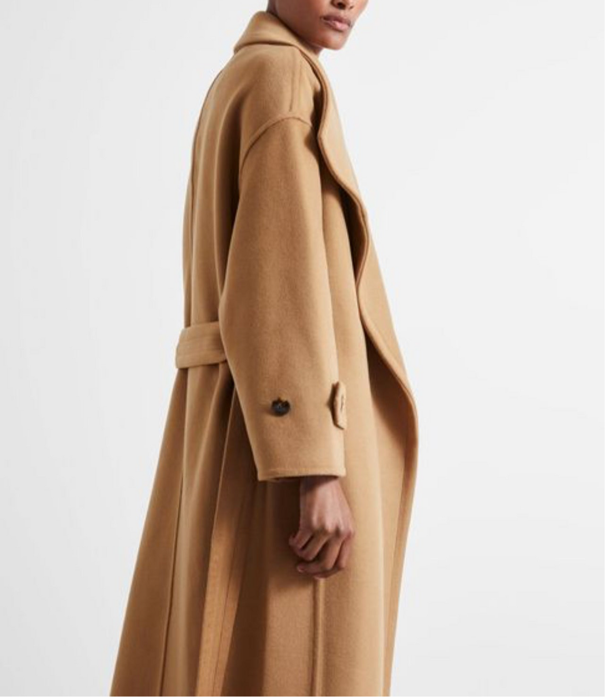 Cerys trench coat in caramel, close-up of sleeve cuff and lapel