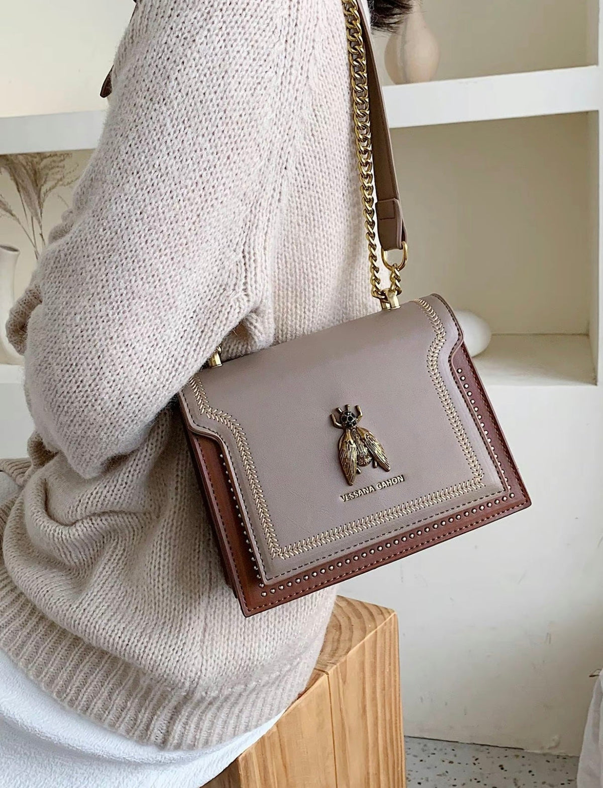 Simone chain bag in khaki, worn on the shoulder