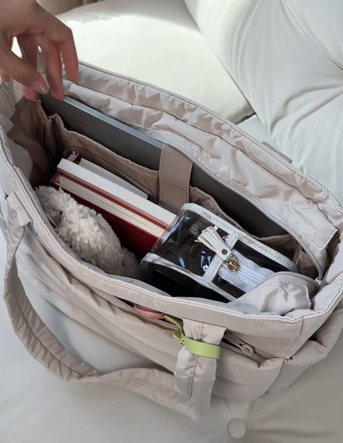 Calyss shoulder bag interior in beige, packed with laptop and notebooks