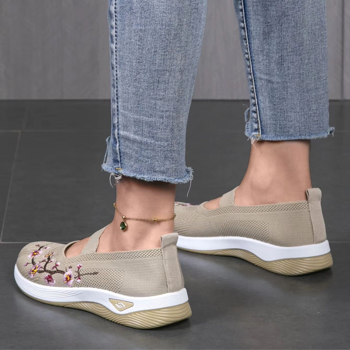 Leona orthopaedic shoes in beige, close-up back view showing thick white sole