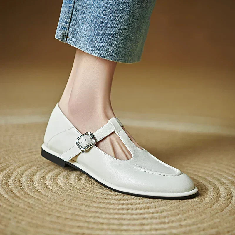 Laura low-heeled classic pumps in beige, side view on model