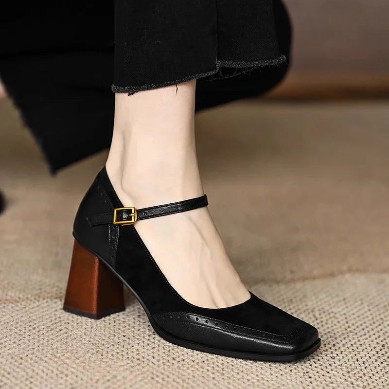 Ellie classic pumps in black, worn side view with contrast heel