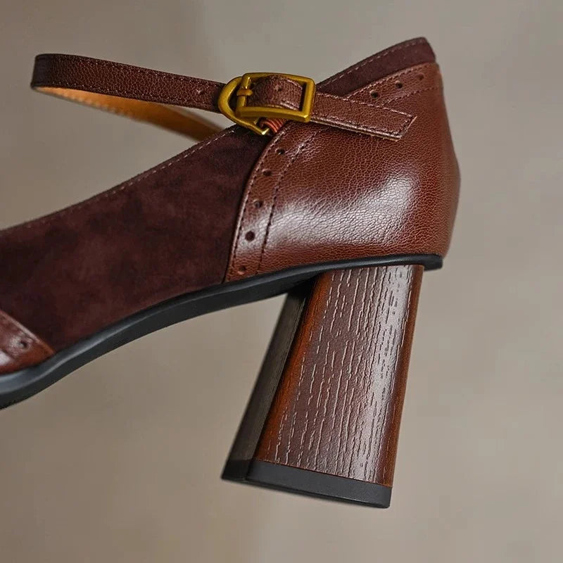 Ellie classic pumps in brown, close-up of gold buckle and block heel