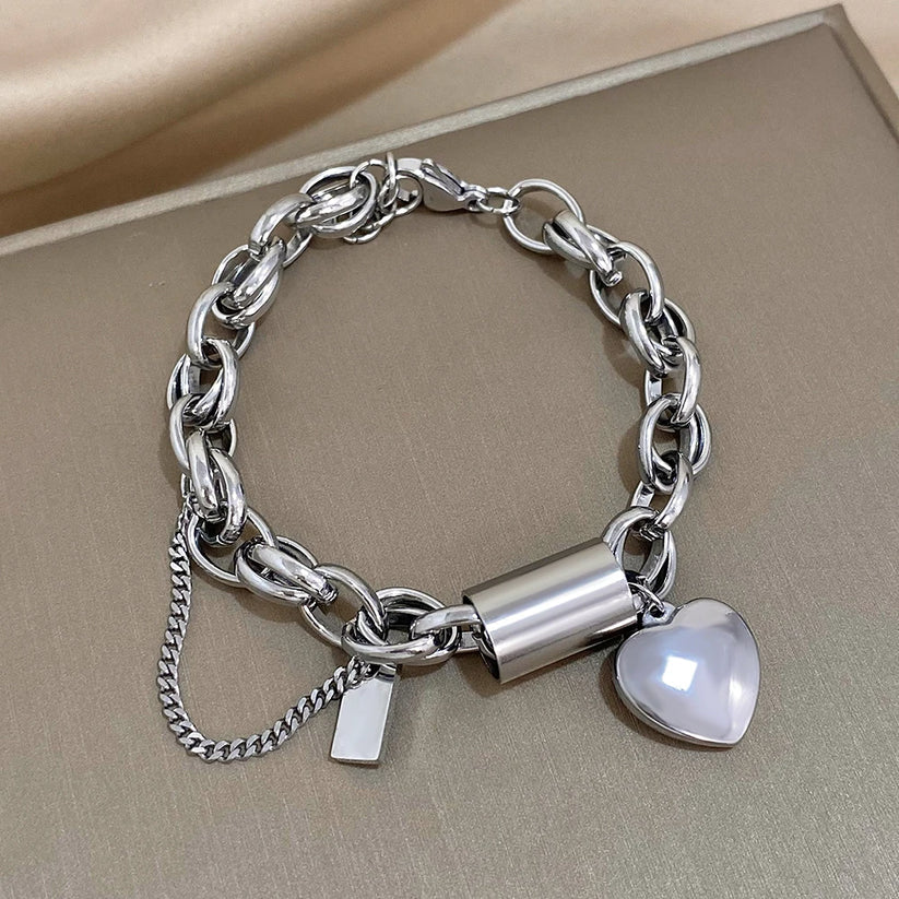Chunky chain bracelet in white gold with polished heart charm