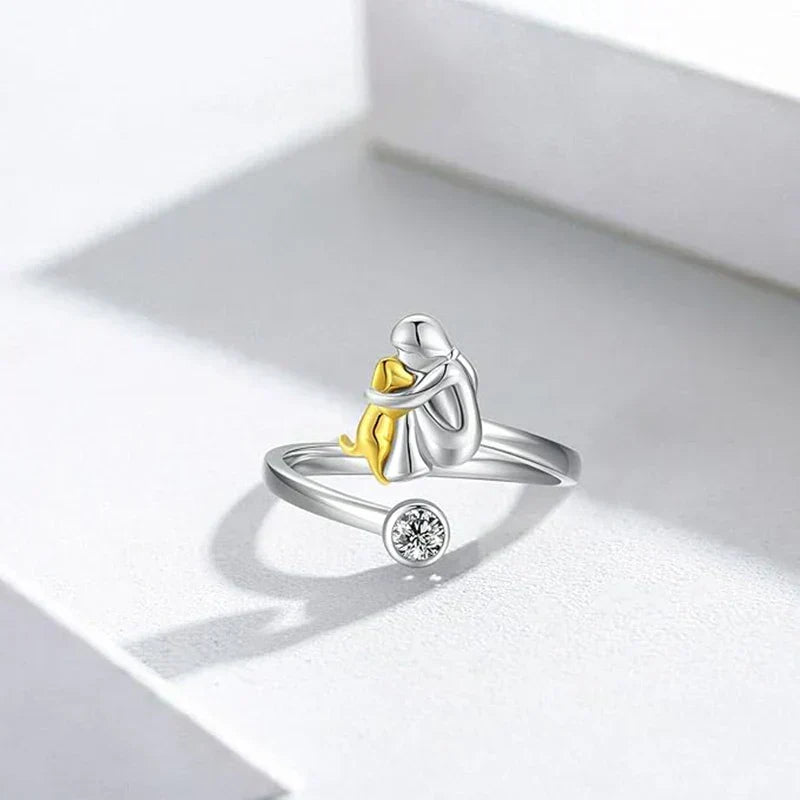 Vesporra dog icon ring in silver, angled view on white surface