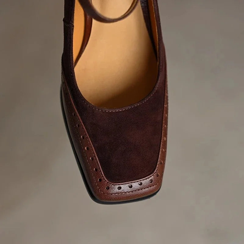 Ellie classic pumps in brown, close-up of brogue square toe