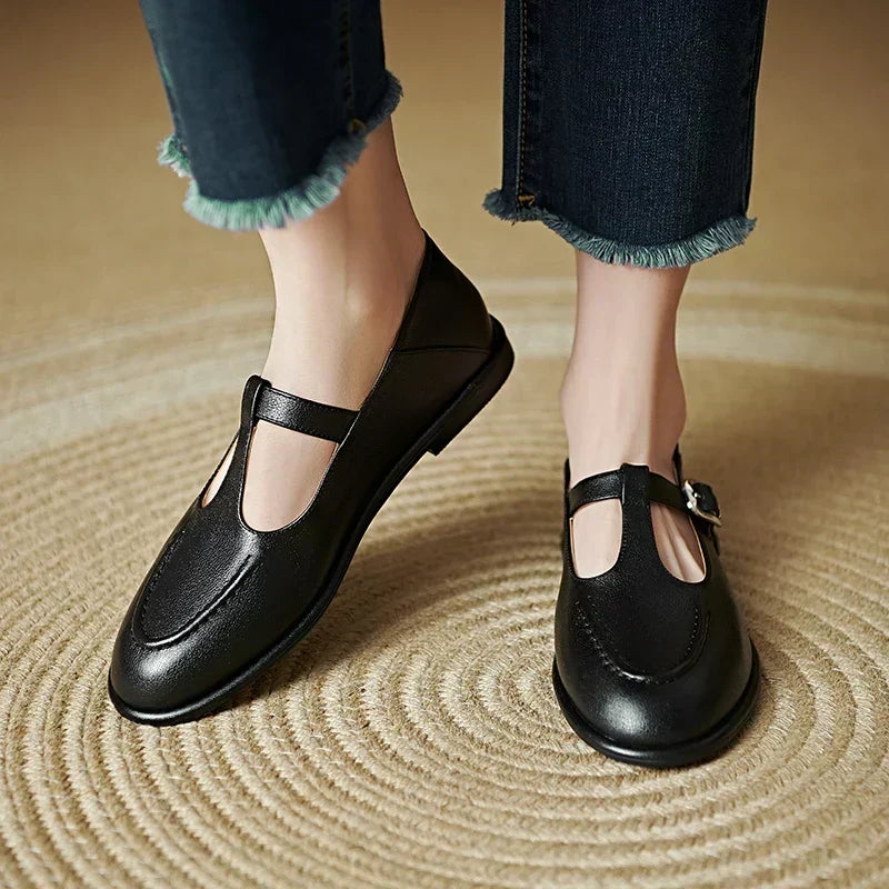 Laura low-heeled classic pumps in black, worn front view