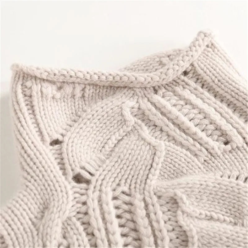 Nivora sweater in beige, close-up of folded turtleneck collar