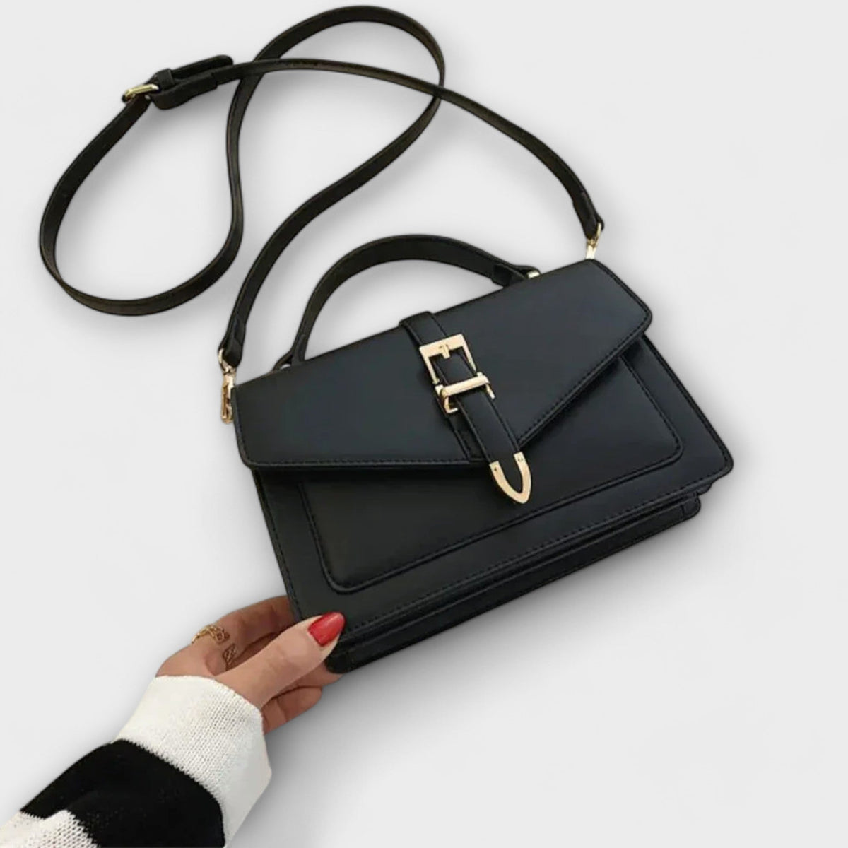 Olívia classic shoulder bag in black, front view with strap