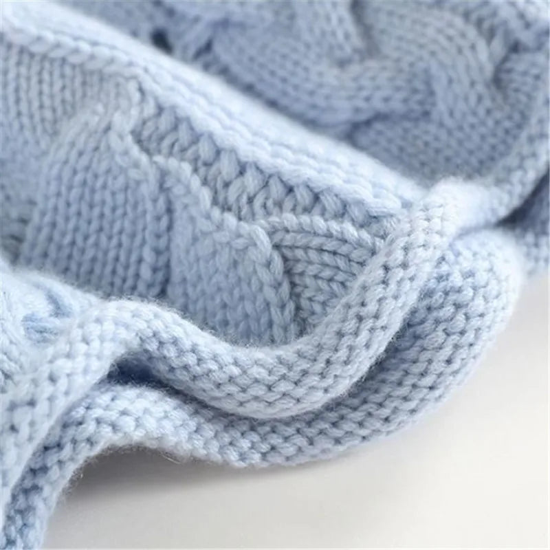 Nivora sweater in blue, close-up of ribbed hem and cable knit