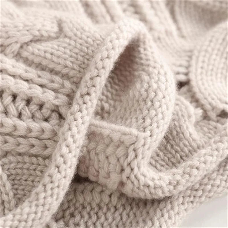 Nivora sweater in beige, close-up of cable-knit texture