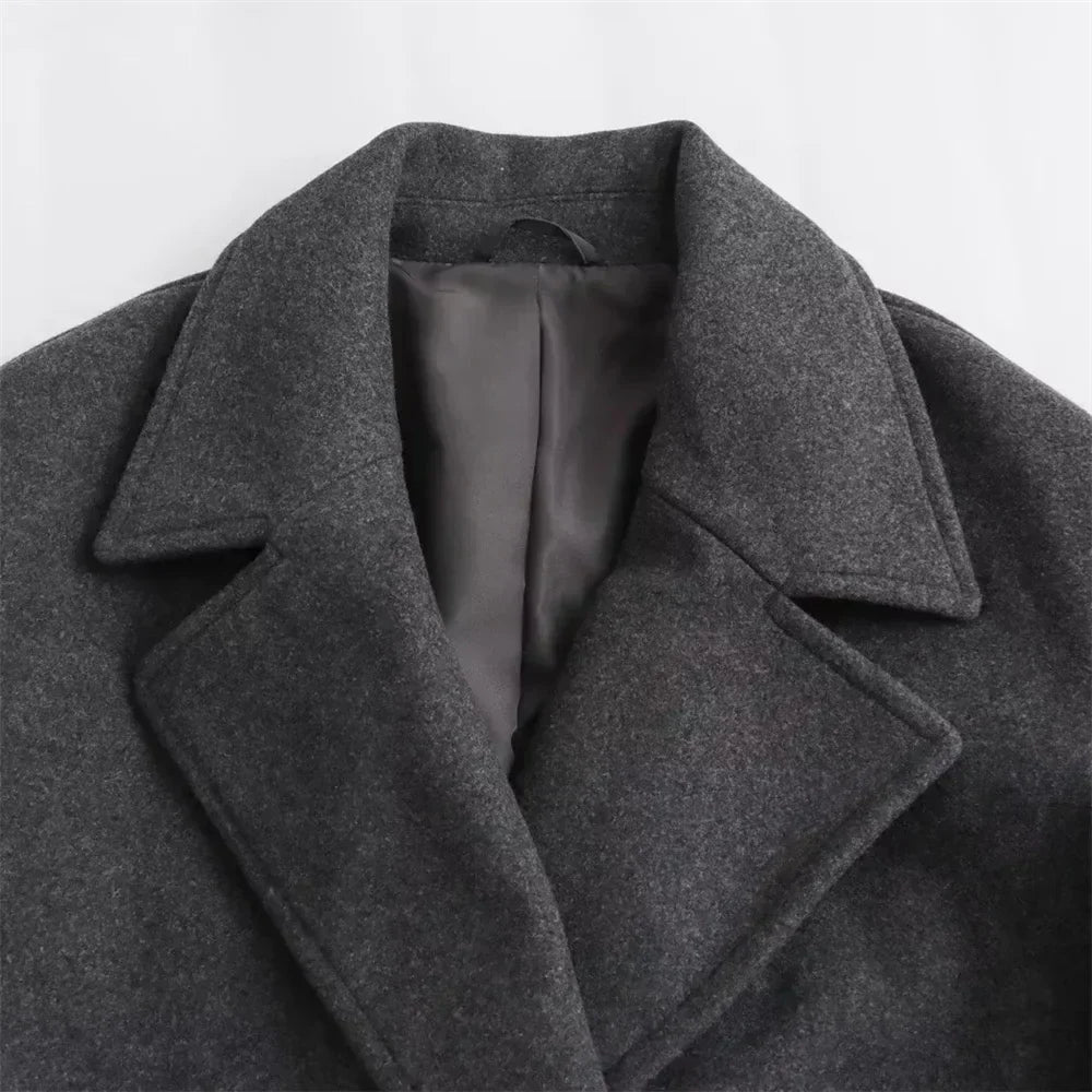 Lyna winter coat in grey, close-up of wide collar and lining