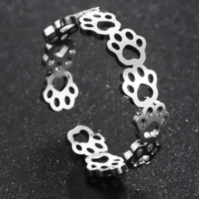 Cat paw ring in silver, close-up of the open band