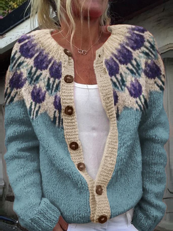 Keira floral cardigan in light blue, close-up of the flower yoke and buttons