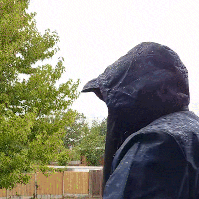 Carlotta 3-in-1 raincoat hood with rain beading on the surface