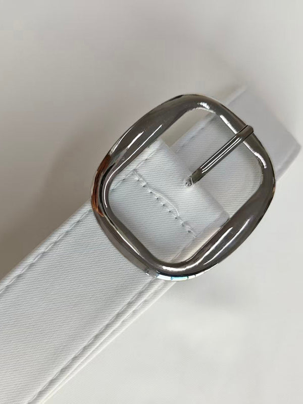Rarianne set belt in off white, close-up of polished metal buckle