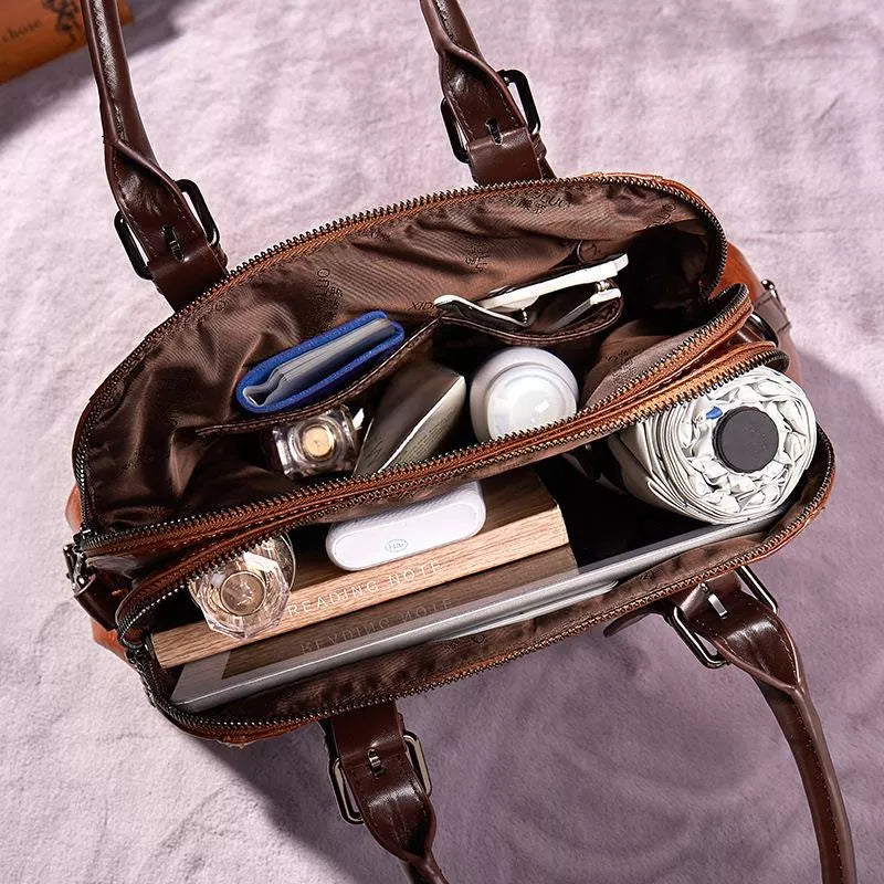 Eveline chic handbag interior with compartments and essentials