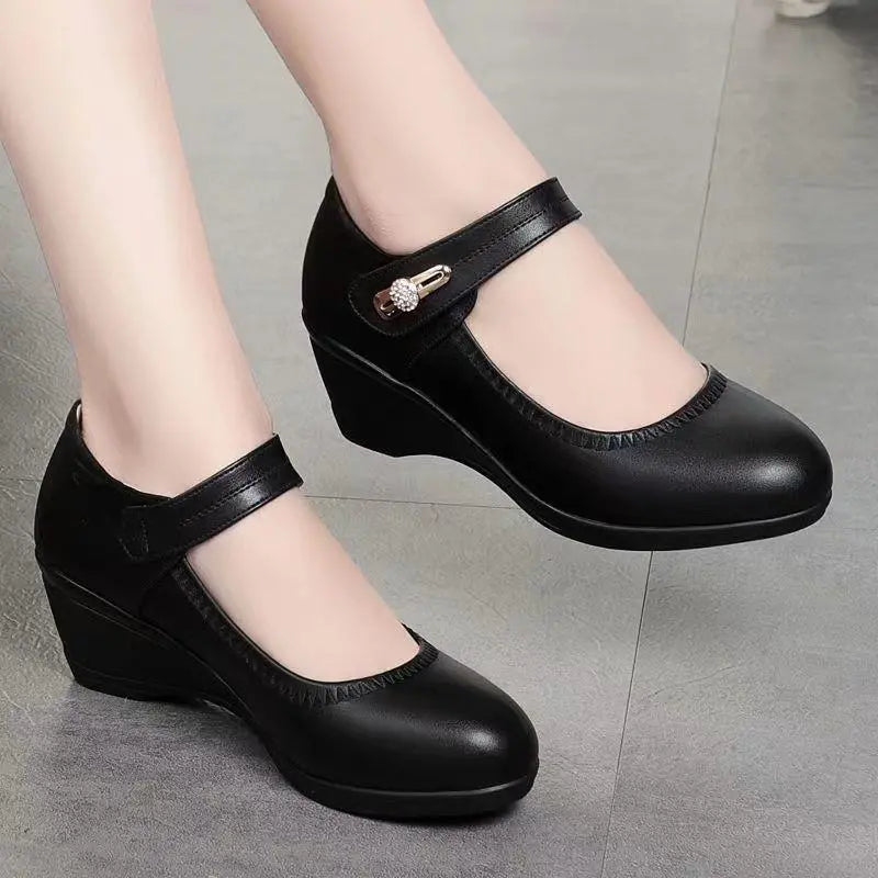 Lydia mid-heel comfort shoes in black, close-up of clasp detail