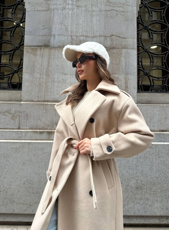 Lyna winter coat in light khaki, close-up of wide collar and waist tie