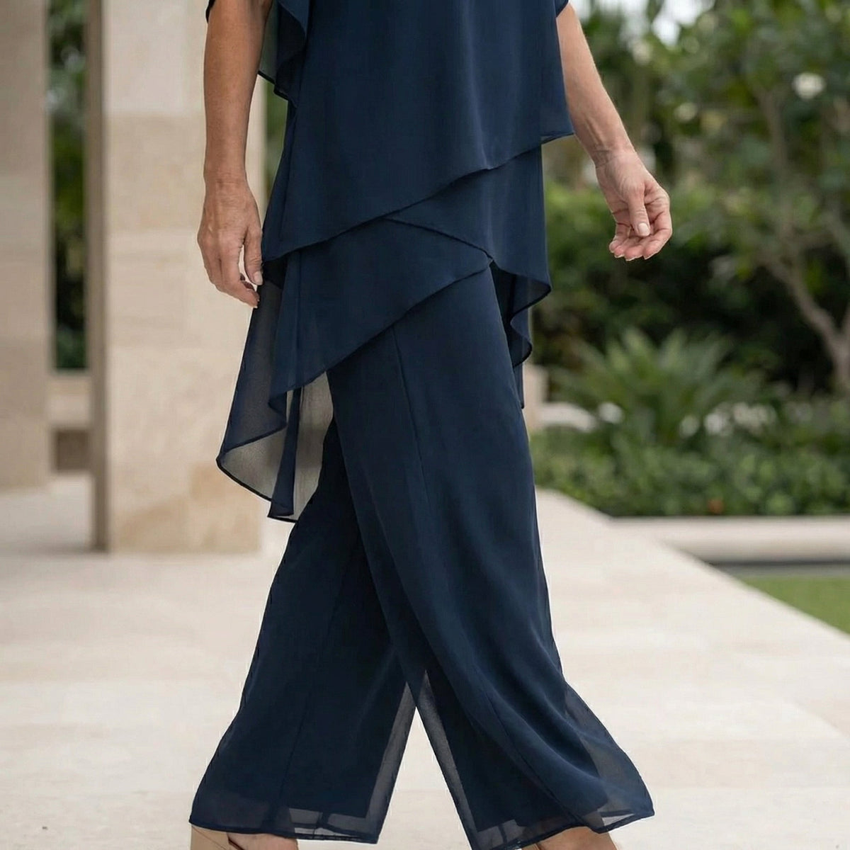 Linda set in navy blue, close-up of asymmetrical hem and wide-leg trousers
