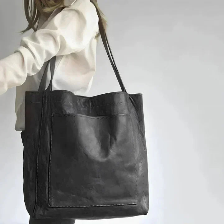 Pamela tote bag in black leather carried on the shoulder