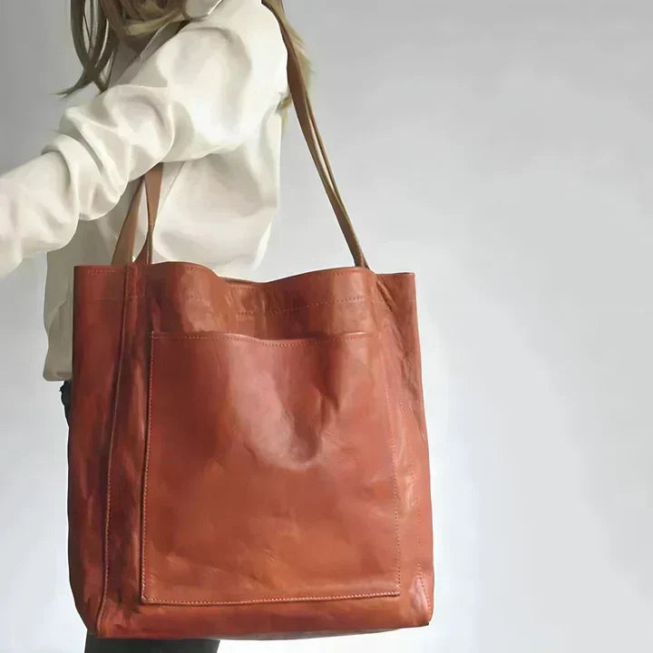 Pamela tote bag in brown leather carried on the shoulder