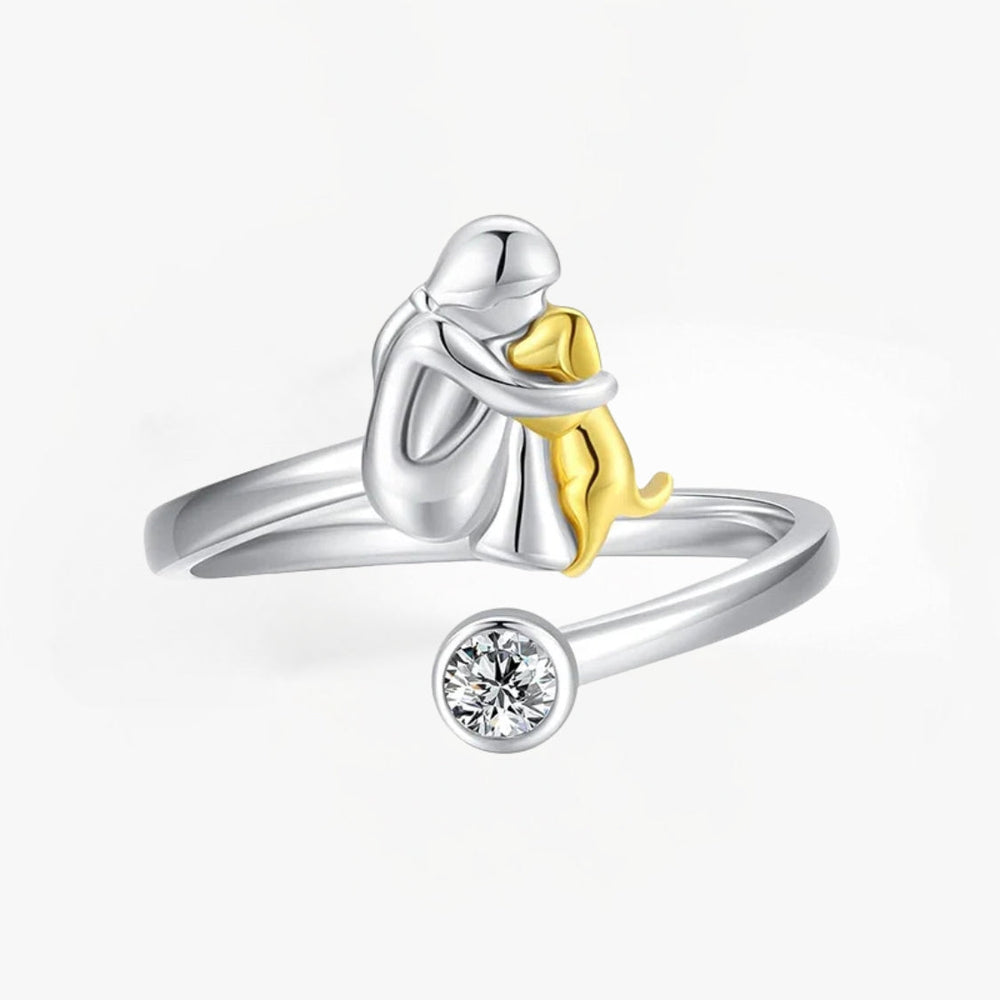 Vesporra dog icon ring in silver with clear gemstone, front view